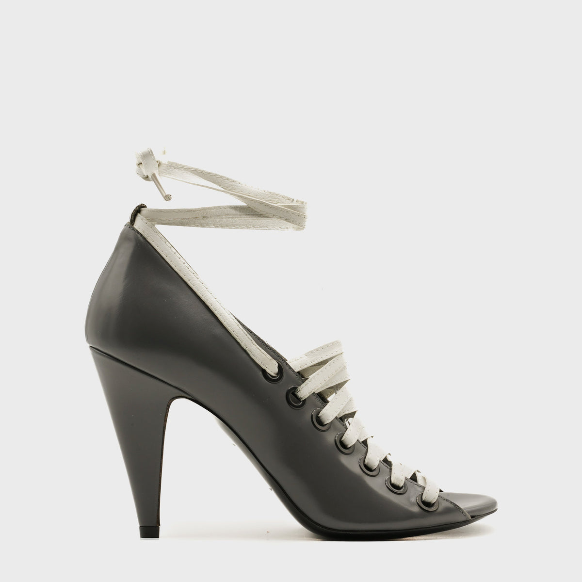 Escarpins à laçage FW 2012 par Nicolas Ghesquière