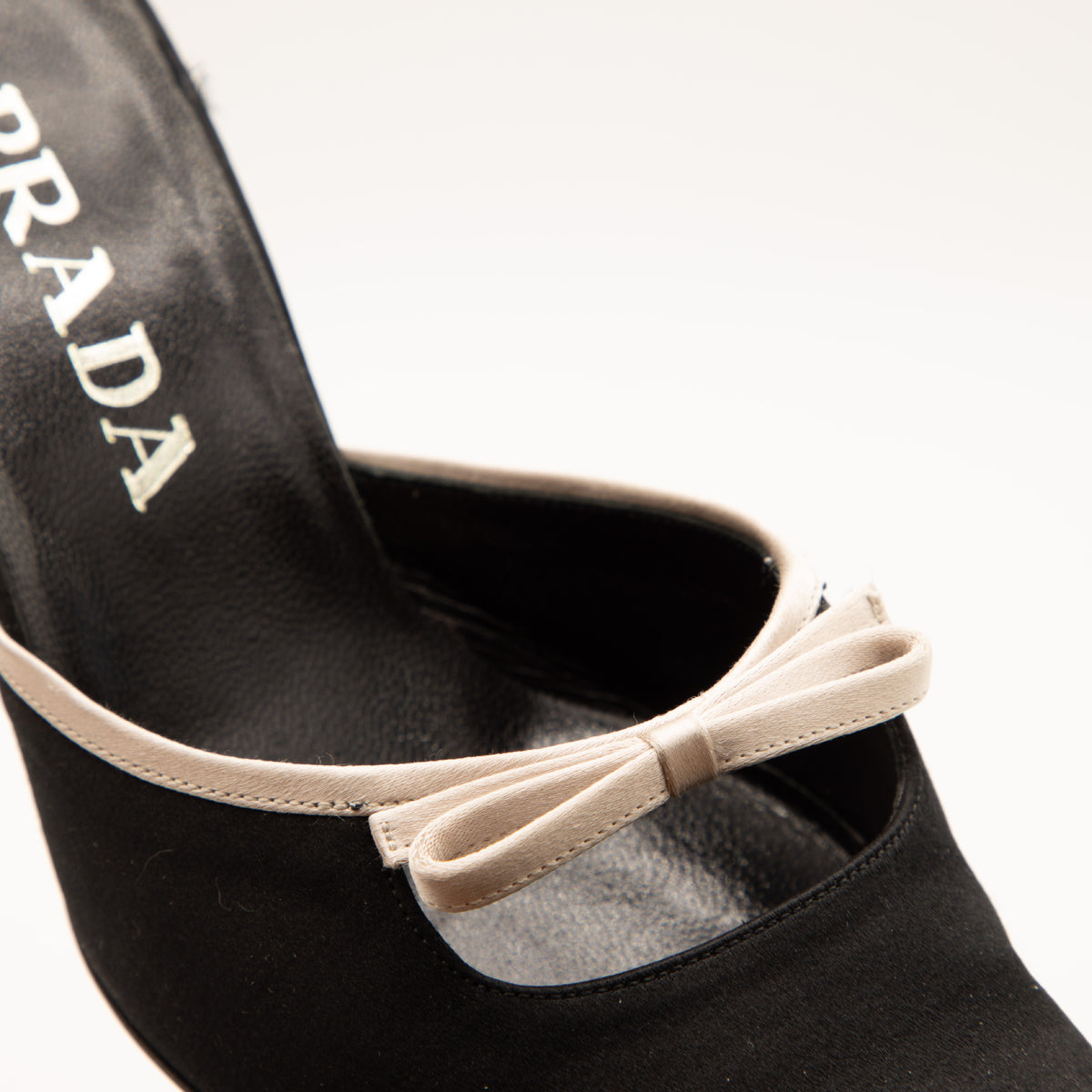 Mules Satin Noir Prada 2000 par Miuccia Prada