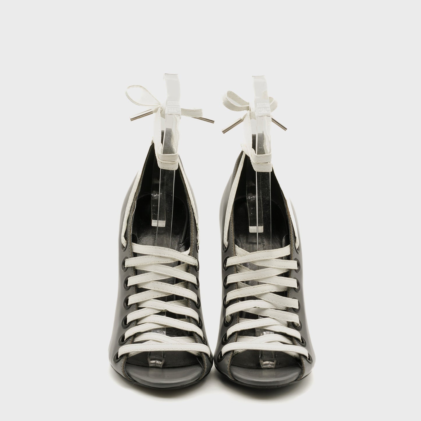 Escarpins à laçage FW 2012 par Nicolas Ghesquière