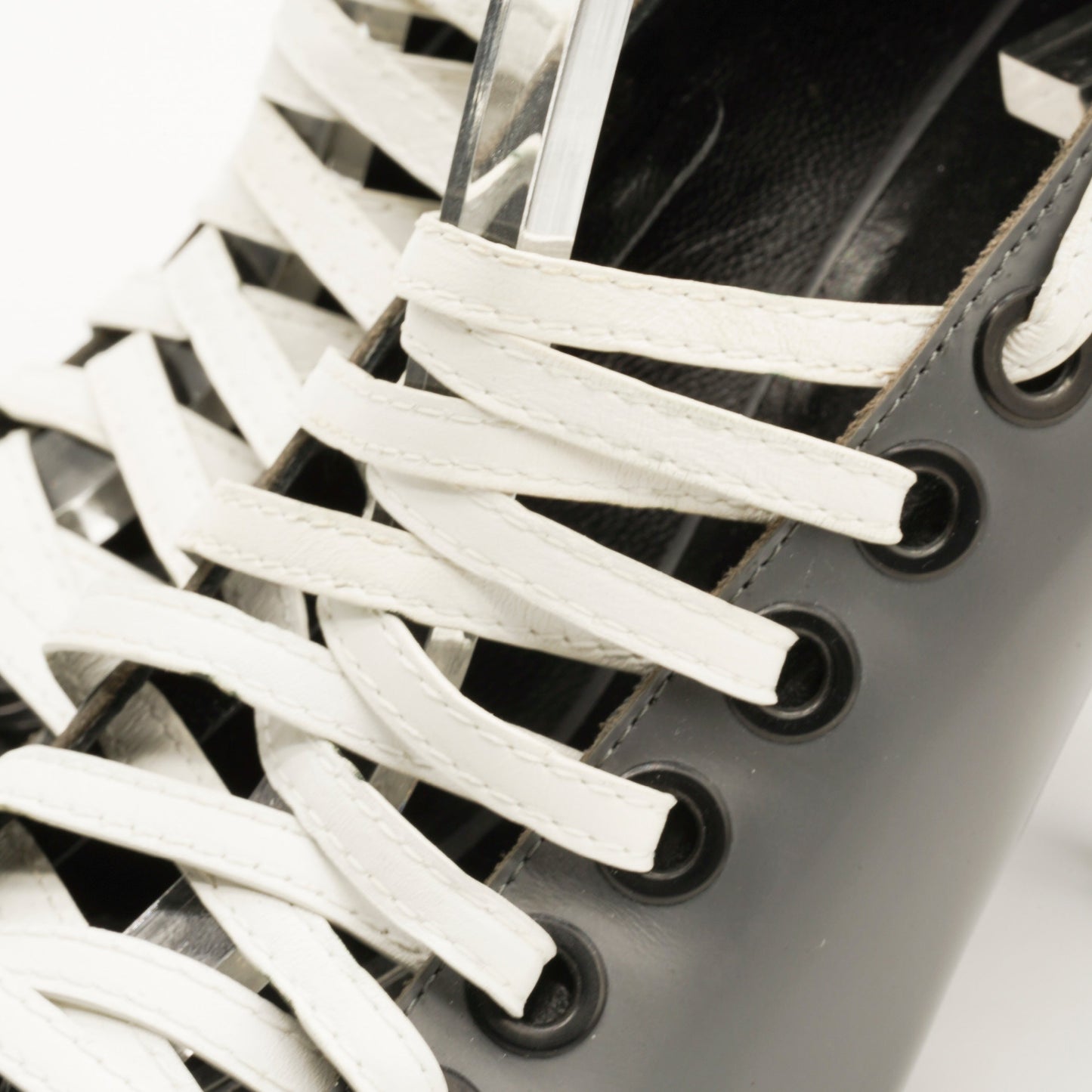 Escarpins à laçage FW 2012 par Nicolas Ghesquière
