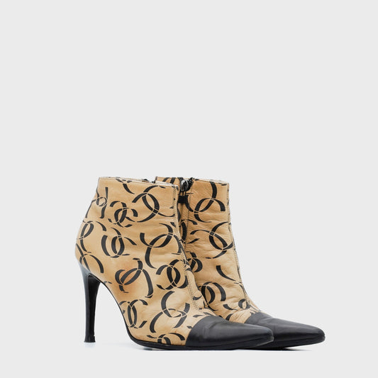 Bottines Motif CC Chanel FW 2000 by Karl Lagerfeld