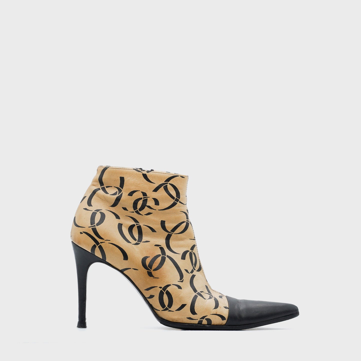 Bottines Motif CC Chanel FW 2000 by Karl Lagerfeld