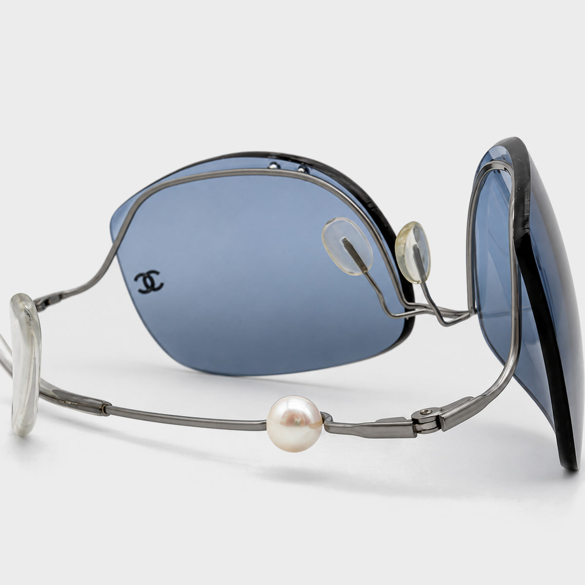 Blue Pearl-Detail Sunglasses Chanel 2000s by Karl Lagerfeld