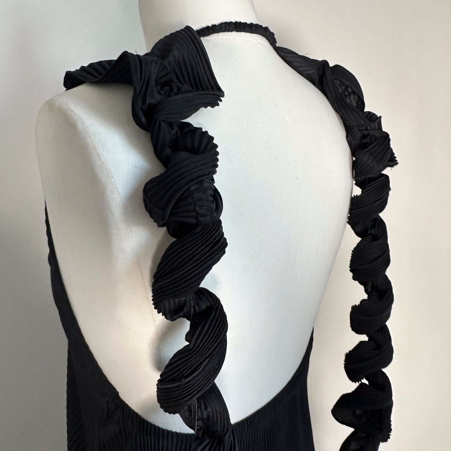 Robe plissée SS 1992 par Issey Miyake